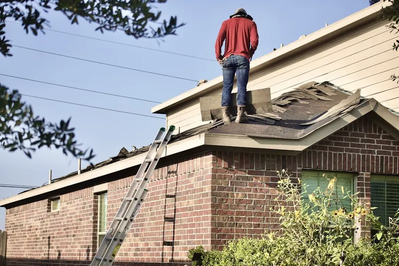 Professional roofer working on a residential roof in Chili
